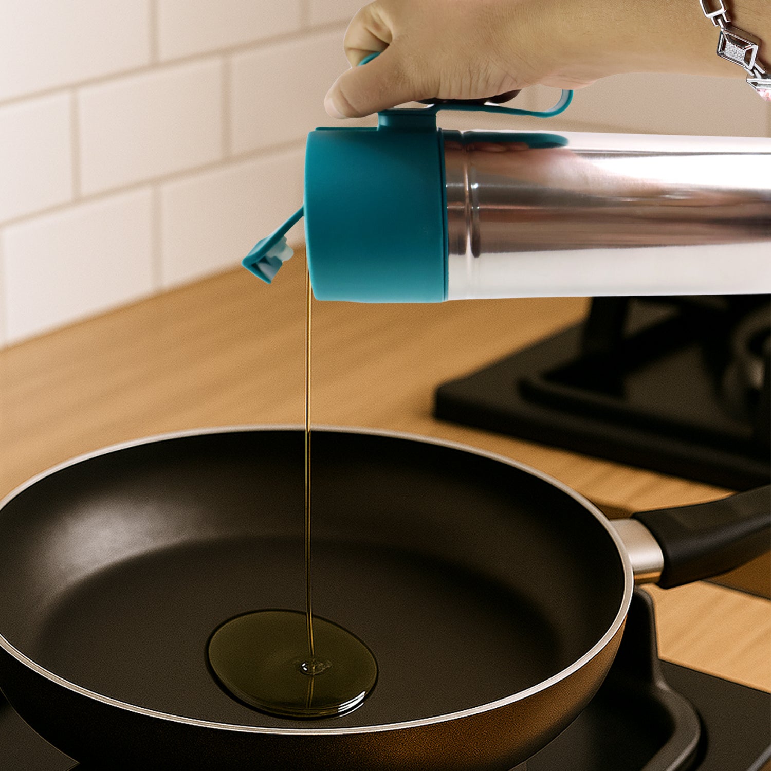 Stainless Steel Fresh Oil Pourer Bottle With Flip Lid And Handle Approx 1000ml (1 Pc) - Zidbik