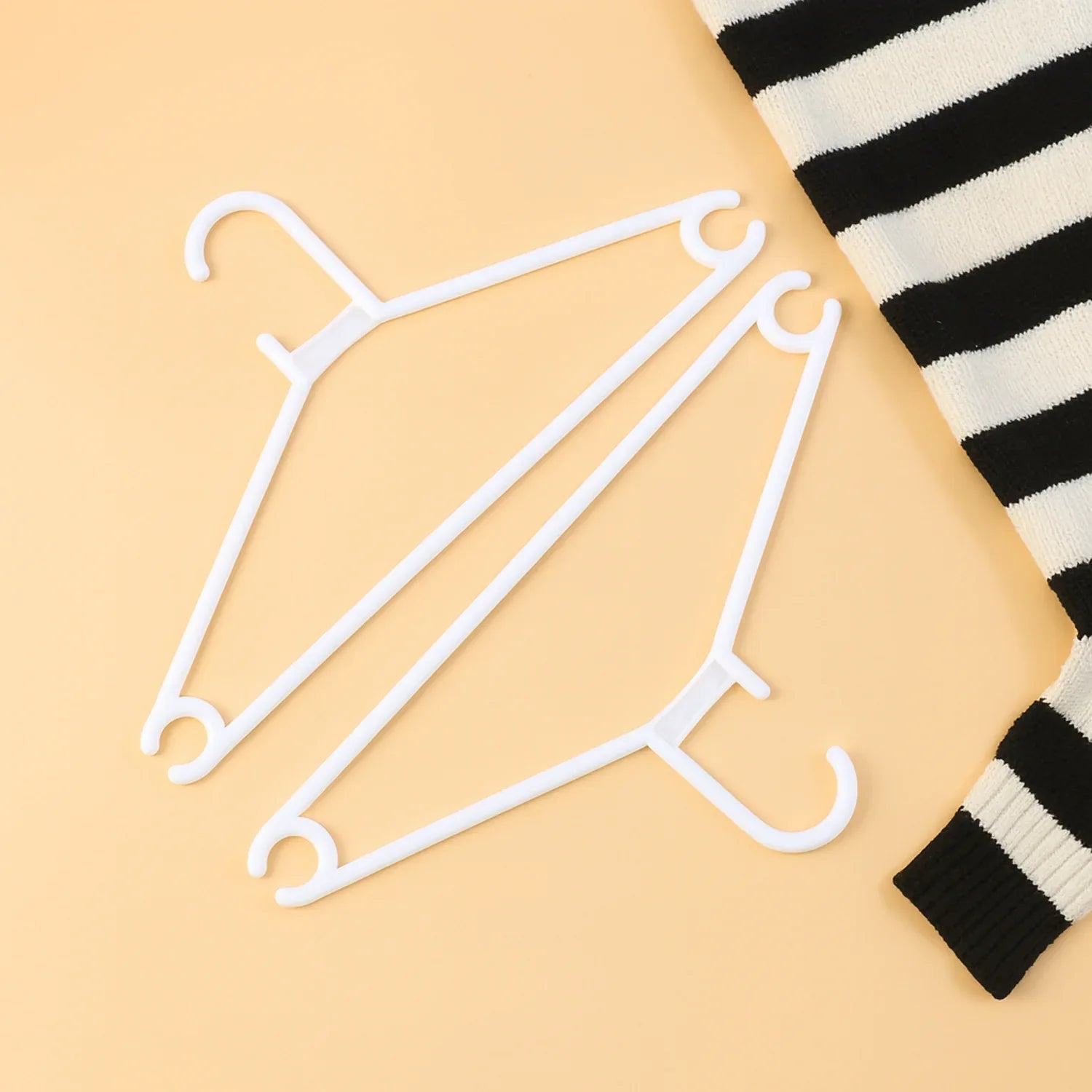 Plastic Clothes Hangers Set Of 6 - Zidbik