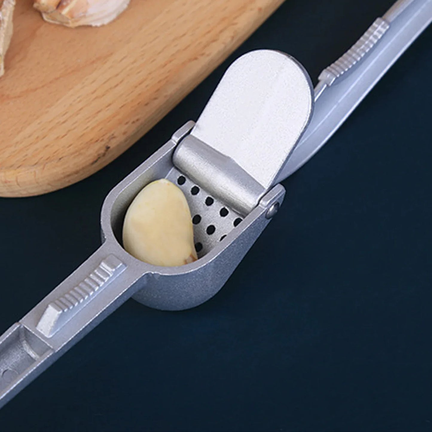 7030a Garlic Press All Aluminum Easy To Use With Light Weight Without Difficulty Cooking Baking Kitchen Tool Dishwaher Safe - Zidbik